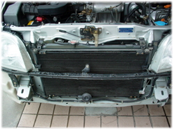 フロントグリルとバンパーをはずしたところ。