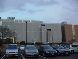 大阪大学歯学部附属病院の向かって右半分